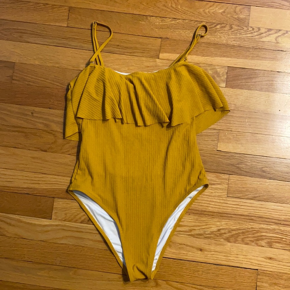 Cupshe one piece ruffle top swimsuit. Size M